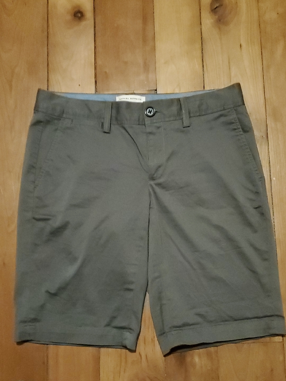 BANANA REPUBLIC Men's Cotton Chino Shorts in Olive Gray